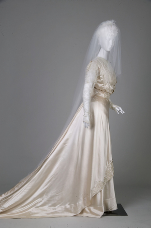Wedding dress, 1909 (side view), Embroidered silk satin, lace, pearls, Marshall Field & Co., Chicago
