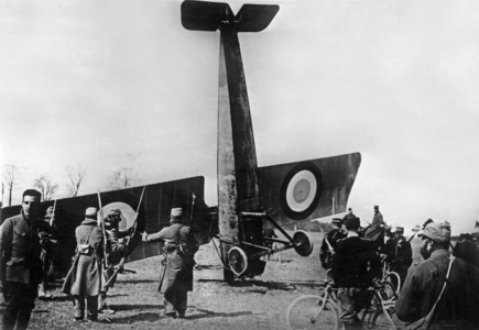 collapse of a Morane Saulnier plane, on l is pilot Jean Navarre (1895-1919), ww1