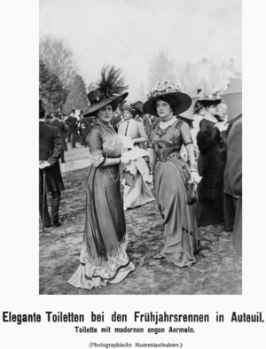 Ladies' fashion on the racetrack, 1909 (b/w photo)