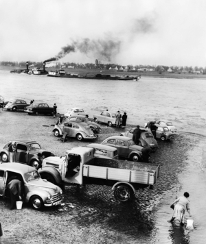 Carwash at the Rhine in the 50s (b/w photo)