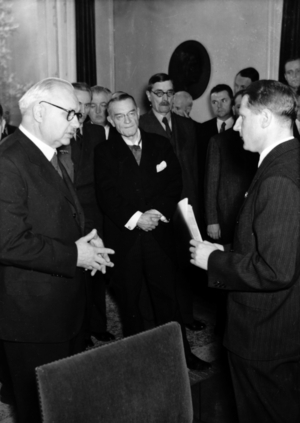 II. WK, Reich Health Leader Conti Receives Delegation to the Katyn Massacre 1943 (photo)