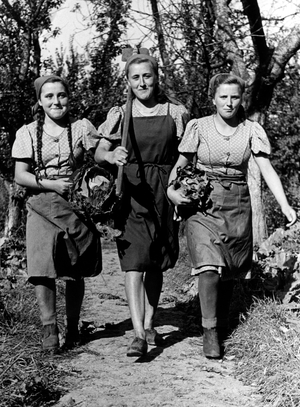 Landjahrmaedels return from the gardening, 1941 (b/w photo)