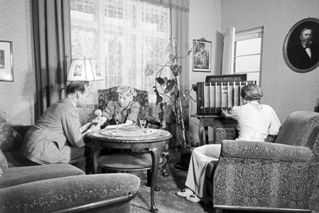 Radio brings music for entertaining, Germany 1930s (b/w photo)