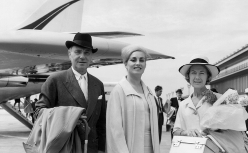 Sir Ralph Richardson, Miss Muriel Forbes and Miss Barbara Gefford, travelling with the 'Shakespeare Festival Company', May 1964 (b/w photo)