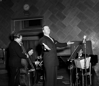 Oslo 195202 The popular program "Rounds" in NRK / Broadcasting always offered great …, 1952 (photo)