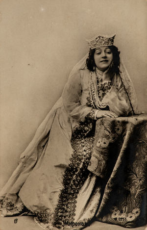 Portrait of Russian woman with showy clothes, Russia, 1900-15 (photo)