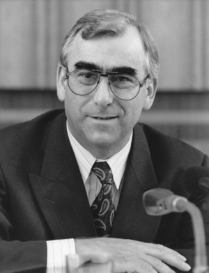 Dr. Theo Waigel in the Bundestag in Bonn, 1992 (photo)