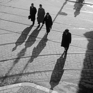people at a street in Berlin with their shadows, Germany 1930s (b/w photo)