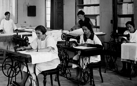 Italy, Milan, Mending Room And Ironing of the Farm of Crescenzago, 1910-20 (b/w photo)