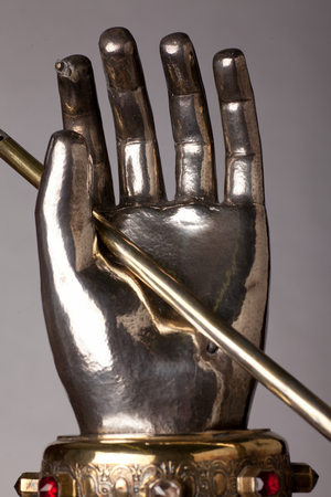 Reliquary arm of (Sainte Ursule). Silversmithing, copper, jewels. Gift of Philipotte Bauduin. Origin parish (Saint-Jacques, Tournai. 1637. Detail hand.
