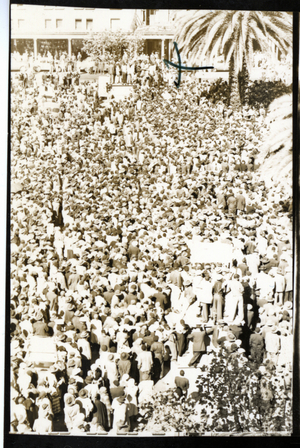 A large crowd gathers in front of the Johannesburg City Hall, South Africa, on the..., 1957 (photo)