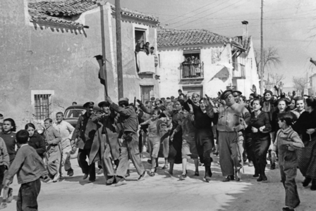 Crowd receives Spanish national troops at Toledo, 1939
