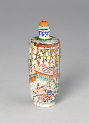 Snuff Bottle with a Scene from the Dream of the Red Chamber, Jiaqing reign mark, 1796-1820 (porcelain painted in overglaze enamels)
