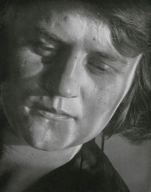 Kopfe Des Alltags: Textilarbeiterin (b/w photo)