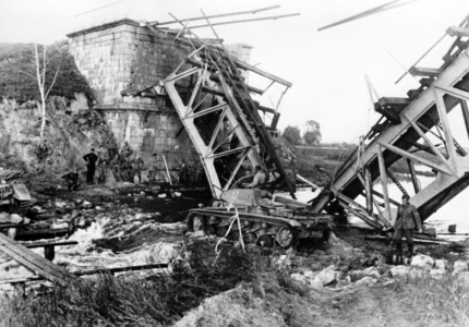 II. WK, Eastern Front, Destroyed Bridge, 1941 (photo)
