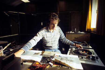 Radio presenter Thomas Gottschalk in the radio studio,..., 1982 (photo)