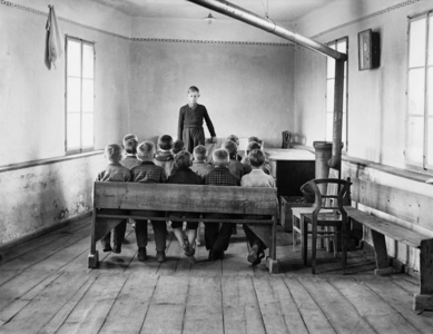 Village school in Fischlham, 1938 (b/w photo)