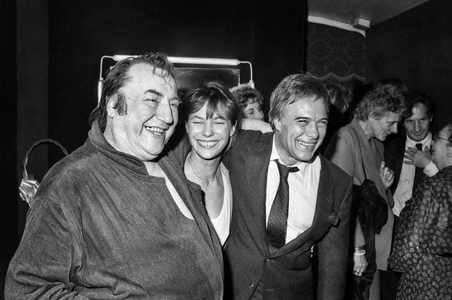 French humorist Raymond Devos congratulated by Jane Birkin and Guy Bedos after his show at the Theatre du Palais Royal in Paris, 27 September 1988 (photo)