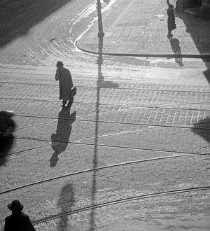 people at a street in Berlin with their shadows, Germany 1930s (b/w photo)