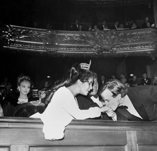 Franco Zeffirelli kisses Elizabeth Taylor's hand in front of Richard Burton at the Opera de Paris, 1967 (photo)