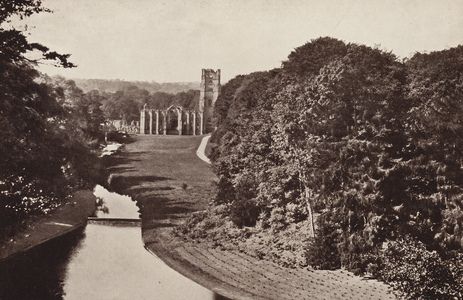 Fountain’s Abbey (b/w photo)
