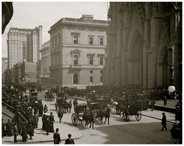 Fifth Avenue on - Sunday morning, New York (b/w photo)