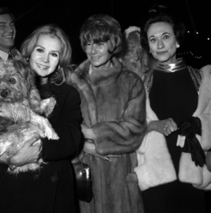 Michele Torr and a dog with the Duchess of Windsor and Wallis SImpson at Christmas for Animals, 10 December 1966 (photo)