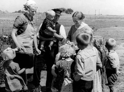 BDM girl as childcare worker, 1938 (b/w photo)