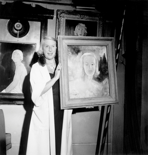 singer Suzy Solidor showing her portrait, c. 1950 (photo)