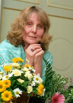 Oslo 1988-11-21: Author Bergljot Hobæk Haff receives the Norwegian academy award in memory of Thorleif Dahl …, 1988 (photo)