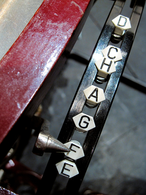 Timpani tuning gauge