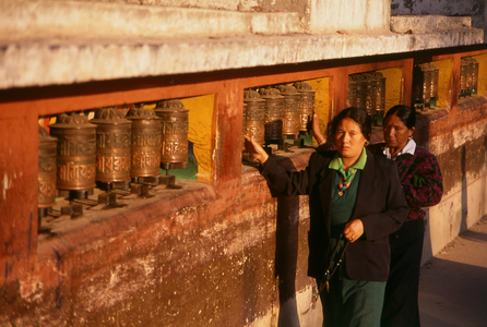 Nepal: Turning the prayer wheels at Bodhnath (Boudhanath), Kathmandu