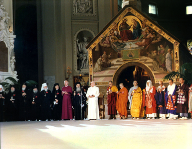 Pope John Paul II with representative of Orthodox Church and Robert Runcie, archbishop of Cantorbery, Assisi, 1986 (photo)
