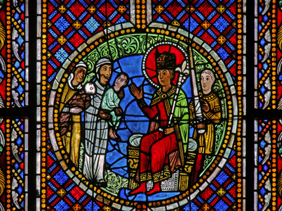 Window w3 depicting the Judgement of Solomon: the two mothers and the child before Solomon (stained glass)