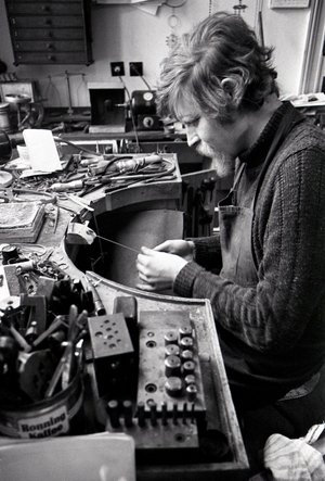 13 03 1980, Berlin, GDR goldsmith at work 30 40, everyday, work, work ..., 1980 (photo)