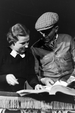Report about the job profile of a script girl, Germany 1930s (b/w photo)