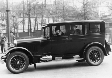 Claire Dux and Erich Kleiber in a Chandler, 1925 (b/w photo)