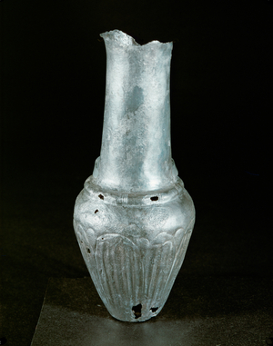 Tall silver vase with leaf-ornament (silver)