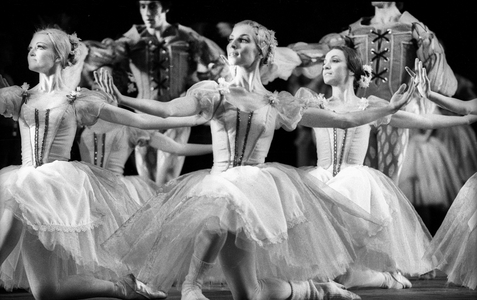Corps du Ballet Giselle, Opera de Paris, 1972 (photo)