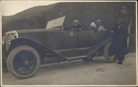 Four persons with in a car, ca 1925 (photograph)