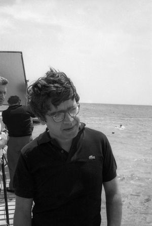 Le réalisateur français Alain Cavalier sur le tournage du film « Heartbeat » à Saint Tropez le 21 juin 1968