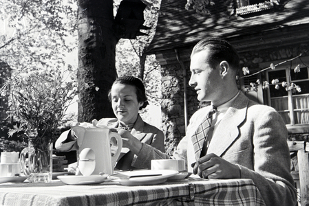 An excursion to the Auerbach castle, Germany 1930s (b/w photo)