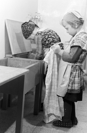Toddlers in the kindergarten of the Fröbelhaus in Oberweißbach, Germany 1930s (b/w photo)