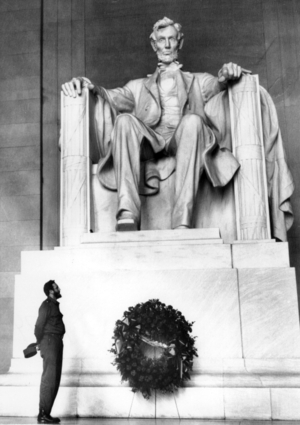 Fidel Castro places a wreath at the Lincoln Memorial in Washington D.C., c.1959 (photo)