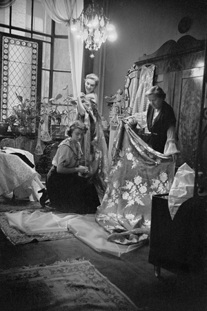 An evening dress is created in a Munich fashion house ..., 1951 (photo)