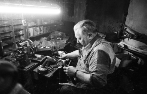 DEU, Germany, Dortmund: In the workshop of a shoemakerr as sole proprietor …, 1976 (photo)
