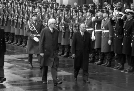 Defense Minister Gerhard Stoltenberg (left, FRG CDU) and his predecessor ..., 1989 (photo)