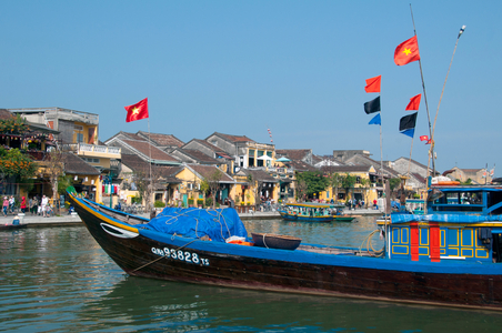 Vietnam: The historic merchant town of Hoi An across the Thu Bon River (photo)