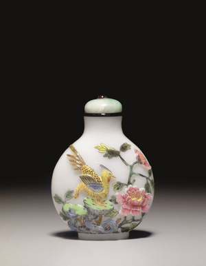 A very rare Guyue Xuan enameled carved white glass snuff bottle, 1770-1799