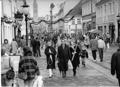 Christmas shopping in Brandenburg street, 1991 (photo)